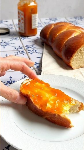 Soft and sweet sourdough bread ✨recipe on the Blog. #sourdough #baking #recipe #bread
