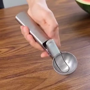 Met deze ijsschep maak je zonder gedoe een perfect bolletje ijs!! 🍨🤤😋 Hier Verkrijgbaar 👉 https://bit.ly/NieuweIJsschep | Nieuwsbulletin