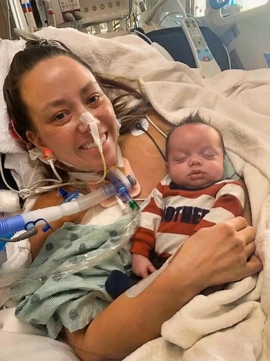 A husband refused to let doctors remove his wife’s life support after an emergency C-section—then months later, something miraculous happened 🥺 Against all odds, she recovered and finally met her newborn son for the very first time. The emotional reunion has left fans overwhelmed with joy and awe. “Seeing her hold her baby after everything she went through… I can’t stop crying,” commenters wrote under the heartwarming photos. 💖 Curious to see the incredible moment this mother met her son after