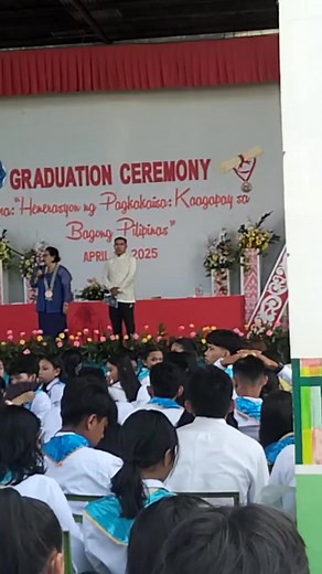 viral ngayun isang graduation na pinatangal ng prisipal ang mga toga ng mga student .. tama ba o mali comment👇👇👇 #friendlyᥫᩣシ #everyonefollowershighlights | Joyfull Yam-oc Cardama