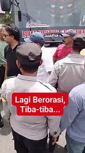 282K views · 2.3K reactions | Aksi demo yang berlangsung di jalan negara lintas Bima Dompu terkait adanya dugaan kecurangan dalam pelelangan tanah eks jaminan Pemkab Bima. Dalam aksi yang mengakibatkan kemacetan kendaraan dari arah menuju Dompu maupun Kota Bima tersebut langsung disikapi oleh Kapolsek Bolo, AKP Nurdin. #AksiDemo #TanahEksJaminan | Syarif Al-Kahfi | Facebook
