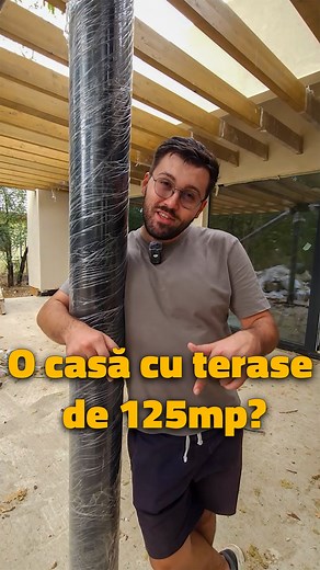 Hai să vezi cum arată o casă din lemn pe structură timberframe integrată în natură, care păstrează aspectul natural al mediului și ofera o estetică de poveste. Dacă vrei să afli mai multe despre această casă la standard nZEB, de 150mp cu o terasă de 125mp, scrie-ne și vom face un material dedicat! #timberframe #lemn #nzeb #casedinlemn #constructii #sustenabilitate #terase | Miradex Wooden Buildings