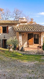 🇮🇹🏡Stone farmhouse with views in the heart of #Umbria 🌄Set in a dominant and strategic position, this characterful farmhouse enjoys extraordinary views over the #MartaniMountains, the historic city of #Spoleto and the scenic #ClitunnoValley, fully reflecting the timeless charm of traditional #Umbrian homes 💶€460,000 📩Click the link below to discover more: https://www.italianhousesforsale.com/property-in-italy/stone-farmhouse-with-panoramic-views-of-spoleto/ #Perugia #UmbrianCountryside #Ru