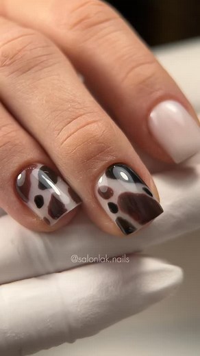 Cow print nails time! 🐄🔥 Maluję krowie łatki na paznokciach – szybki manicure, prosty wzór i genialny efekt. Jeśli szukasz czegoś słodkiego i modnego, koniecznie obejrzyj do końca! #paznokcie#żel#krowiełatki#salonlaknails#hybryda | Salon Lak Nails