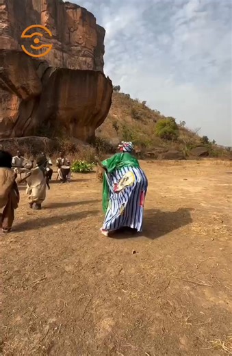 Les Masques de l’Esprit chez les Mandinka – entre tradition, mystère et célébration Sous les majestueuses falaises de l’Afrique de l’Ouest, un esprit ancestral prend vie. Ce n’est pas juste une danse. C’est une mémoire vivante. Un souffle sacré transmis de génération en génération. Chez les Mandinka, les masques ne sont pas de simples ornements. Ils incarnent des forces invisibles, des liens entre les vivants et l’invisible, des énergies qui protègent, enseignent, célèbrent. Aujourd’hui, ces dan