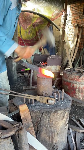 2.2K views · 18 reactions | Forging a sword #sword #metalworks #blacksmith #handmade #amazing #reel #howto #homemade | METAL WORKS | Facebook