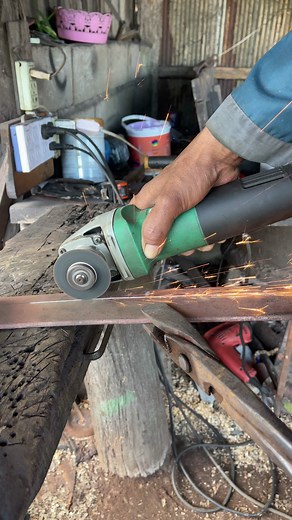 18K views · 112 reactions | Splitting spring leaf for sword making #sword #metalworks #blacksmith #handmade #amazing #reel #howto #homemade | METAL WORKS | Facebook