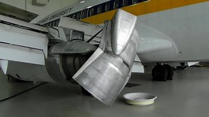 Boeing 737 Thrust Reverser, Spoilers and Flaps in down position. | AV8OR