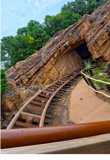 Big Grizzly Mountain Runaway Mine Cars Cable Snap Effect