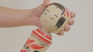 Sabia que a boneca japonesa kokeshi existe há mais de 200 anos? Inspirada em uma menina vestida de quimono, este bibelô era encontrado nas casas de banho e comprado pelos pais para presentearem suas filhas. . Os primeiros modelos foram criados na região de Tohoku, e há onze tipos tradicionais conhecidos. . Naruko Onsen, na província de Miyagui, é a maior produtora atual de kokeshis, onde também está localizado um museu dedicado a elas, e uma oficina para visitantes pintarem suas próprias bonecas