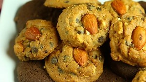 Cookies en gros plan dans l'assiette, : vidéo de stock (100 % libre de droit) 1057907764 | Shutterstock