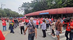 #SeniorCitizens brave the midday sun outside the Senate of the Philippines in Pasay City on Monday (Jan. 20, 2025), calling on senators to pass House Bill No. 10423 which seeks to grant universal social pension to all Filipino elderly. United Senior Citizens Party-list Rep. Milagros Magsaysay said that if passed into law, senior citizens who are not considered indigents shall receive a monthly pension of PHP500 and within five years, all elderly will be entitled to a universal social pension of 