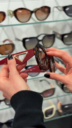 🌞Myślicie już o wakacyjnych wyjazdach? 🌴 Jeśli tak, to świetnie – lato zbliża się wielkimi krokami! ☀️ Zanim jednak ruszycie w drogę, koniecznie zadbajcie o podróżne akcesoria, które uczynią Waszą wyprawę jeszcze przyjemniejszą i wygodniejszą 🚗✈️🎒 Produkty pochodzą z salonów: PUCCINI, home&you, Paris Optique | Silesia City Center