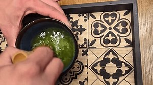 「人は特別なブラシを使ってカップの中で抹茶をかき混ぜる」の動画素材（ロイヤリティフリー）3797479929 | Shutterstock