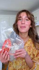 This Monday's 'HOW TO" features our ALASKAN SNOW CRAB LEGS 🦀 Bairdi Crab (also known as Tanner Crab Legs) are caught in Southeast Alaska. With their prized snowy white meat, they deliver a punch of sweet flavor and are known for their flaky, fibrous texture. INGREDIENTS 1 pound Sizzlefish Snow Crab Legs 1. Thaw Sizzlefish’s Wild Caught Snow Crab Legs in the fridge overnight. 2. In a large pot, add 1 ½ cups Water and the juice of 1 Lemon. Add a colander or steamer rack in the bottom of the pot. 