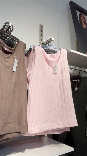 Comfy fall 🍂colors have arrived 📍 La Vie En Rose #Outletfinds #Shopping #MerrimackPremiumOutlets #MerrimackPO | Merrimack Premium Outlets