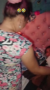 Feliz cumpleaños gracioso — niña se queja al despertar con pastel