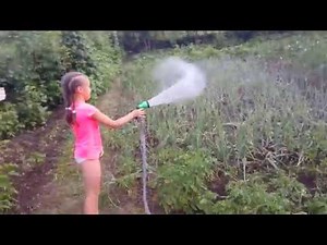 Даша поливает огород
