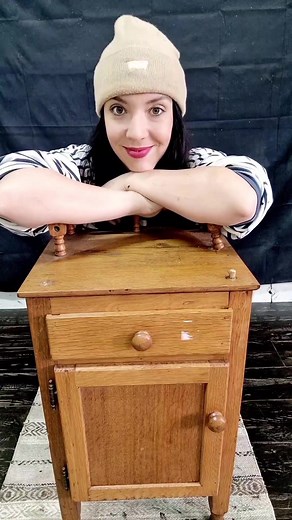 Extreme furniture makeover! Transforming a dated telephone table into stylish vintage ✌🏼 #vintagefurniture #furnituremakeover #paintedfurniture #furnitureflip #upcycle #chalkpaint #dixiebellepaint #dbpbrandambassador | Decoris Home Vintage