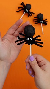 These lollipop spiders would make great DIY Halloween party favors! 🕷️ #diyhalloween #halloweenparty #halloweenpartyideas #partyfavors #lollipops #spider #halloween #kidsactivities #kidscrafts #teachergram #classroomideas #partyplanning #trickortreat | Kelly Crean