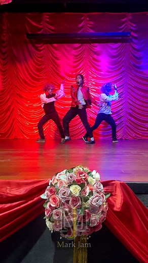 E também deixamos aquele “Thriller” lá no evento do @studiodeballetanaluizaforteasc !! Se liga aí!! 🧟🔥✨ #markjam #mjimpersonator #michaeljacksonimpersonator #michaeljackson | Mark Jam