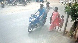 Chennai: Duo snatching chain caught on camera | Chennai: Duo snatching chain caught on camera
