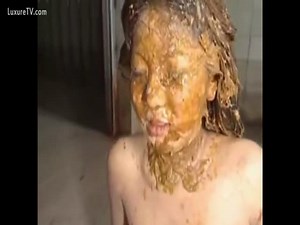 Une salope asiatique reçoit du caca liquide sur le visage