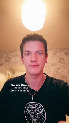 Quand Ton Pote Écrase le Bouchon de la Bouteille en Soirée