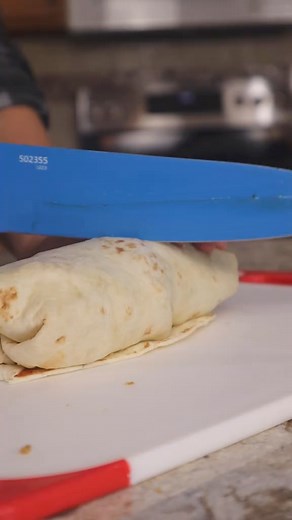 745K views · 12K reactions | BBQ Chicken Wrap (Red Robin Inspired!) One of our favorite easy and quick weeknight dinners! You will need: 䀘 Tortillas  Breaded Chicken Strips 鸞 Ranch Dressing 參BBQ sauce 塞 Shredded Lettuce  Diced Tomatoes 燎 Shredded cheddar cheese 暈 French fried onions Wrap this up and dinner is served! ️ #chicken #bbq #wrap #redrobin #bbqwrap #20minutemeals #quicklunch #wraprecipe #CopyCatRedRobin | Dollar Tree Dinners | Facebook