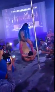 Mujer Luna Bella follada sobre el escenario
