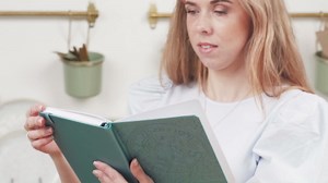 Legend Meal Planner – Weekly Meal Prep & Nutrition Journal with Grocery List & Weight Loss Tracker – Food Notebook & Diet Diary (Light Pink)