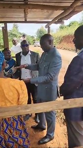 H.E President William Samoei Ruto takes time to interact with small-scale milk farmers in Mukurweini. The Government is investing in milk coolers to cut on farm loses due to poor storage and also guarantee best prices in the market. | Gerald Bitok