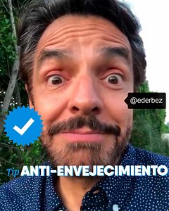 Eugenio Derbez y sus mejores tips anti-envejecimiento. ¡Casi nadie quiere envejecer! Con el paso del tiempo nos preocupamos más por cuidar nuestra piel 😅. Toma nota de estos tips y descubre el secreto de la juventud eterna aquí. | Genomma