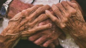 Pareja de 100 y 102 años rompe Récord Guinness: los recién casados más viejos del mundo