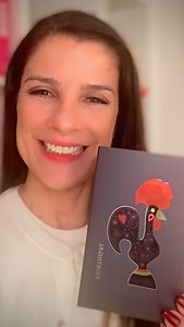 O Galo de Barcelos é uma das lendas mais inusitadas e coloridas de Portugal! Um símbolo de fé, justiça e sorte. Segundo a lenda, um peregrino a caminho de Santiago de Compostela foi injustamente acusado de roubo na cidade de Barcelos e condenado à forca. Em sua defesa, ele pediu para ser levado à presença do juiz que havia emitido a sentença. Ao chegar na presença do juiz, o peregrino apontou para um galo assado que estava sobre a mesa e disse: “É tão certo eu estar inocente, como certo, é esse 