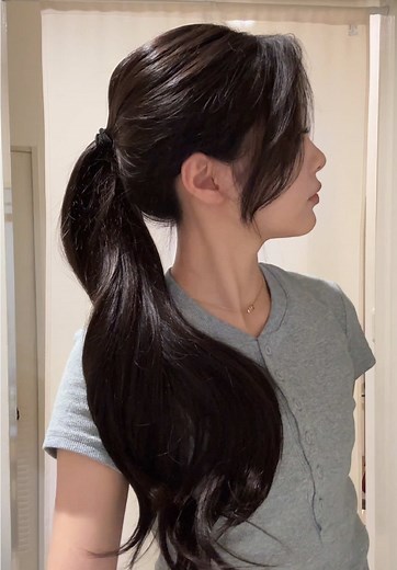 ひとつくくりのロングヘアアレンジの方法