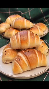 31K views · 394 reactions | Najmekše kiflice sa sirom Recept pogledajte ovde na linku https://sladinikolacici.blog/2024/01/02/kiflice-sa-sirom-i-susamom/ #kiflicesasirom | Sladinikolacici.blog | Facebook