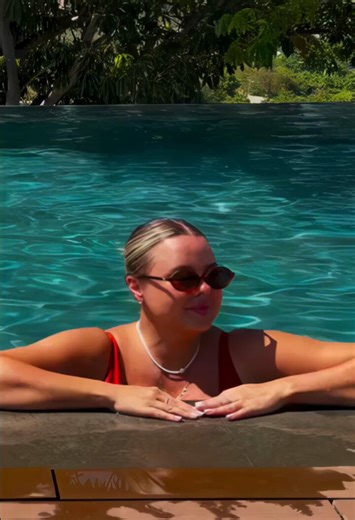 I love those moments when a boob Queen casually shows off her huge tits by the pool❤