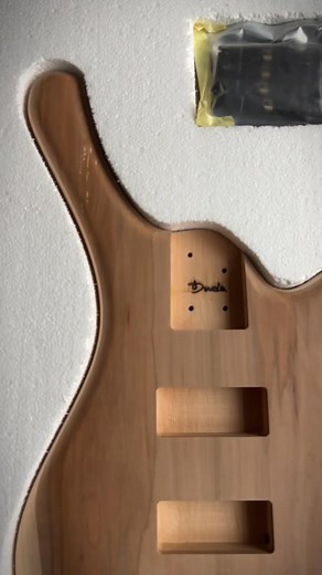 🎸 Headless Bass Project Основне тіло — вільха, з топом із яблуні, що додає теплих натуральних відтінків і приємної текстури. Гриф — клен, з кленовою накладкою та ладами з нейзильберу. Проєкт безголової конструкції — максимум ергономіки, мінімум ваги. #dudaguitars #headlessbass #customguitar #luthierwork #ukrainianguitars 🎸 Headless Bass Project The body is made of alder, topped with applewood, adding warm natural tones and a smooth organic texture. The neck is maple, with a maple fingerboard a