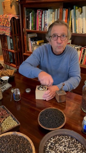 'C'est tellement magique' ... ! En 3 mots, le chef Olivier Rollinger résume toute la féérie et les souvenirs associés au moulin de son enfance. Un objet iconique idéal pour célébrer les fêtes de fin d'année avec ceux qui nous sont chers. 🇬🇧 It's so magical' ... ! In 3 words, chef Olivier Rollinger sums up all the magic and memories associated with the mill from his childhood. An iconic object, ideal for celebrating the festive season with loved ones. | Peugeot saveurs