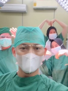 🤰 : Dok… Sel telur Saya kecil-kecil. Apa Saya PCOS Dok ? 👨‍⚕️ : PCOS (Polycystic Ovarian Syndrome) itu merupakan gangguan ovulasi yang menyebabkan gangguan haid. Ini adalah sindrom atau kumpulan gejala. Jadi bukan hanya 1 gejala, misal hanya sel telur kecil- kecil saja. Kriteria Rotterdam digunakan untuk menegakkan diagnosis PCOS dan memerlukan dua dari tiga kriteria untuk menegakkan diagnosis PCOS. Kriterianya seorang di sebut sebagai PCOS adalah : 1. Anovulasi. Ini kondisi sel telur tidak te