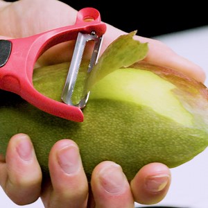 Alle deine Lieblingszutaten 🍌🍓🍍🥭🍉 zusammen werden ganz leicht zu einer herrlichen Smoothie Bowl. Mit diesem einfachen Rezept entsteht in Windeseile ein buntes, nahrhaftes & gesundes Frühstück. 🥣 Probier es einmal aus! | Tupperware Österreich