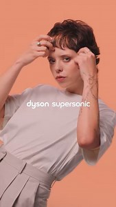 Verleihe deinem Haar den perfekten Look mit dem Dyson Supersonic! 💇‍♀️ Entdecke in unseren Demo Stores, wie der Dyson Supersonic nicht nur schnell trocknet, sondern auch dein Haar schützt und ihm einen glamourösen Touch verleiht. | Dyson