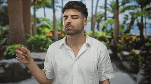 Человек с пальцем, указывающим на тропинку: стоковое видео (без лицензионных платежей), 3917129305 | Shutterstock