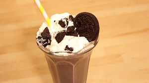 67K views · 311 reactions | En 5 minutes, réalisez un délicieux milk-shake rafraîchissant à base d'Oreo et de Milka imaginé par Elea, notre créatrice de vidéos cuisine | Pause Cafein Food | Facebook