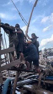 94K views · 584 reactions | The never-give-up spirit of gold miners using rafts..!!! How do we work hard to find a lot of gold in the river with mining rafts..??? #thebest #nevergiveup #spirituality #of #gold #oro #miners #workers #using #rafting #mining #weekend #hilights #OMG #borneo #kalimantan #shipping #trendingreels #fb | Nopelindo Karnopa Railis | Facebook