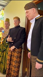 Sering kali baca komen bilang : “Kebanyak istri bule orang INDONEISA itu tidak cantik, buta kali itu bulenya” atau “Beruntung banget itu mbak e dapat suami bule padahal itu di Indonesia tidak laku”…..standart kecantikan di negara Indonesia merdeka itu sepertinya harus putih kulitnya kan yah bestie (percuma kalau gigi putih, rambut putih tapi kulit coklat atau gelap) kan??kemudian, hidungnya mancung, bibir tipis, badan semampai berkibar kibar kyok bendera, tros apa lagi? Berpendidikan tinggi pali