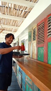 If you were to ask us what happiness looks like, this would be the answer. Cocktails by the beach! • Si nos preguntas a nosotros cómo definiríamos felicidad, esta sería nuestra respuesta. ¡Cócteles frente al mar! • Wenn Sie uns fragen würden, wie Glück aussieht, wäre dies die Antwort. Cocktails am Strand! | Ponderosa Beach