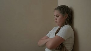 Criança se senta contra os braços: vídeo stock (100% livre de direitos) 3899585525 | Shutterstock