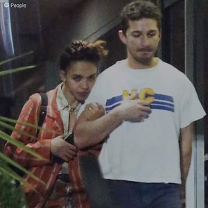 Shia LaBeouf est poursuivi par les polémiques et les personnes à ses côtés souffrent des conséquences, cette réalité est exposée avec un procès en Californie, durant lequel son ex-copine, FKA Twigs, a porté plainte contre lui, le montrant sous son pire jour… une nouvelle qui a été confirmée par la fameuse chanteuse Sia, qui aurait secrètement souffert dans sa chair propre du comportement de l’acteur de 'Transformers' Abonnez-vous à notre chaîne youtube: http://bit.ly/yt-icones | Icônes
